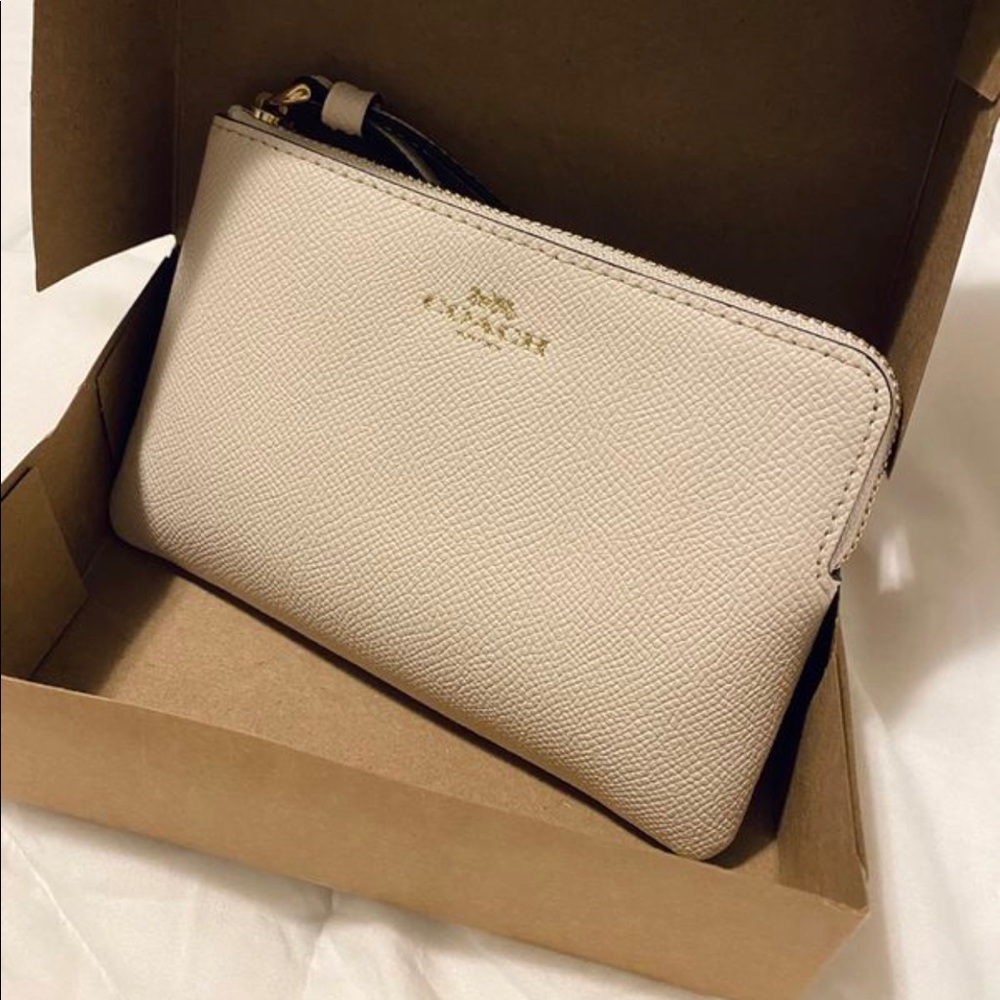 ❤️SOLD❤️ COACH zip wristlet